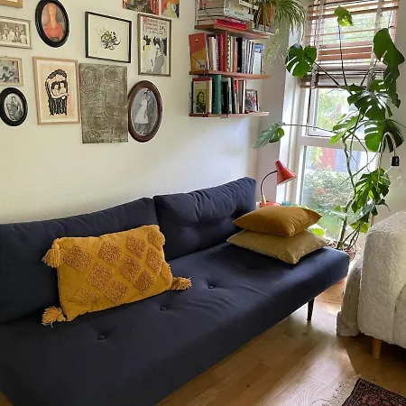 Apartment Flat Near Metro, Shopping & Park