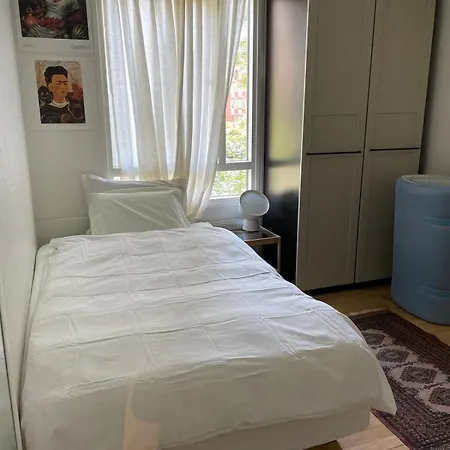 Flat Near Metro, Shopping & Park *