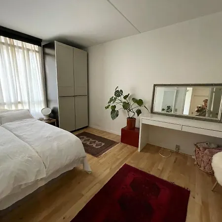 Flat Near Metro, Shopping & Park Apartment *