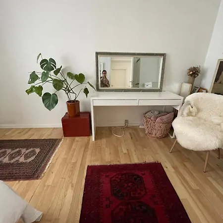 Flat Near Metro, Shopping & Park *