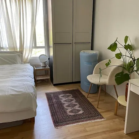 Apartment Flat Near Metro, Shopping & Park