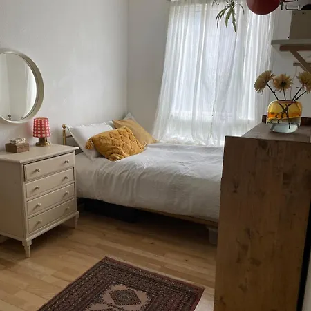 Apartment Flat Near Metro, Shopping & Park *