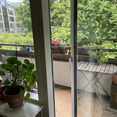 Flat Near Metro, Shopping & Park Apartment *